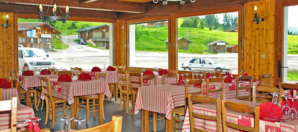 Le restaurant possède une grande salle où il fait bon venir déguster des bonnes spécialités savoyardes concoctées par le chef. 