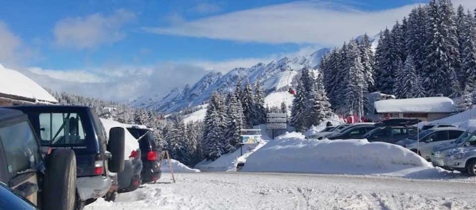 L'hôtel Restaurant Les Rosières au pied des pistes avec une vue magnifique sur la chaine des Aravis haute savoie