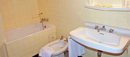 Les chambres sont équipées de salle de bain avec baignoire ou douche. L'hôtel est ouvert pratiquement toute l'année